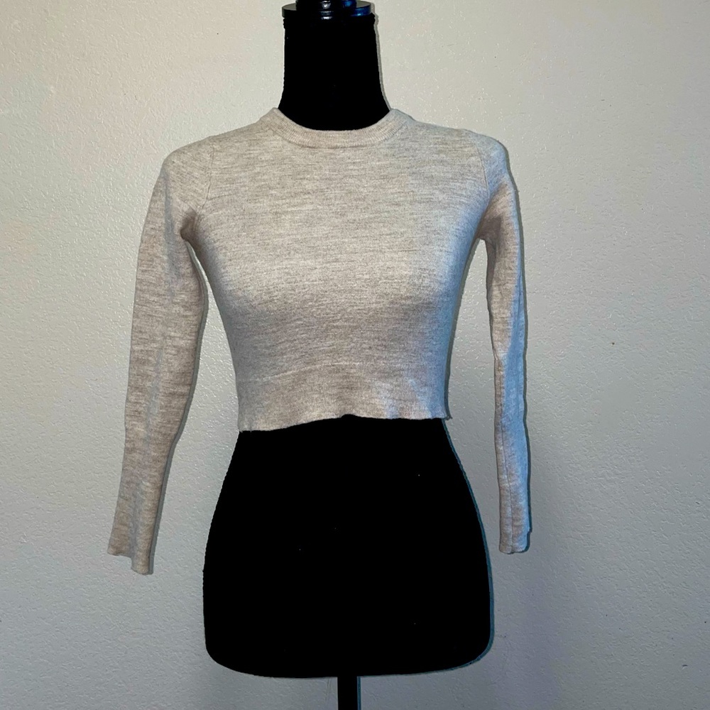 A lovely neutral long sleeve crop top🧸
